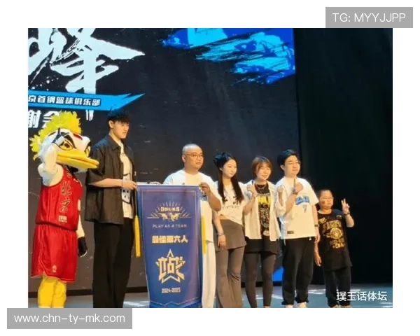 球迷高举“首钢必胜”标语，白色助威衫满座