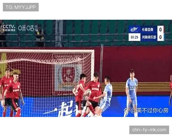 即时：南特后卫禁区内手球，裁判观看VAR后判罚点球