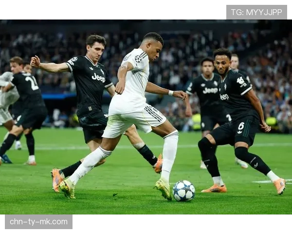 马德里举办足球数据展览，设专区展示欧冠历史上经典反击进球的路径模拟