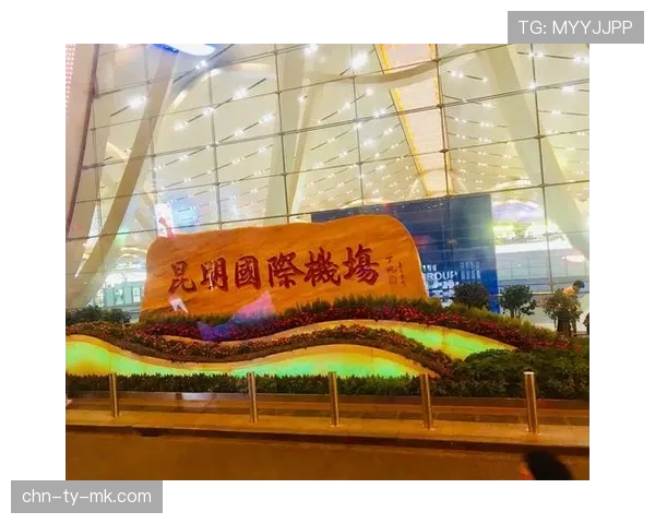 欧冠主题曲响起时，镜头捕捉到小球迷在父亲肩头入睡